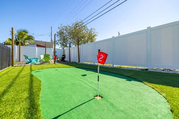 2 Miles to Beach! Fire pit ~ Heated Pool ~ PuttPutt