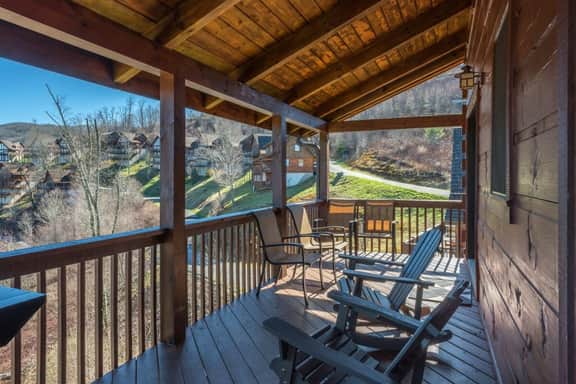 7 min to Hatley Pointe: Views, Hot Tub, 2 Decks