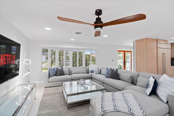 Heated Pool - Luxury Kitchen - 1 Mile to Beach