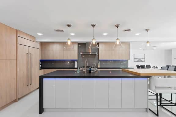 Heated Pool - Luxury Kitchen - 1 Mile to Beach