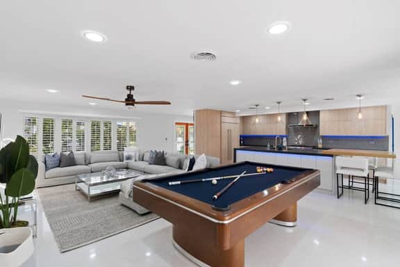 Heated Pool - Luxury Kitchen - 1 Mile to Beach