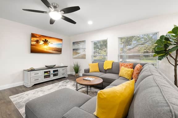 10 Mins to Beach-Heated Pool~Ping Pong+Pool Table