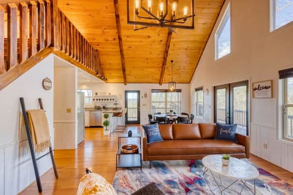 Valley Retreat! Sleeps 10 ~ Hot Tub ~ Fire Pit