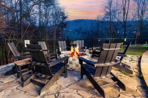 7k SqFt Estate - Epic Amenities & Fun - Sleeps 20