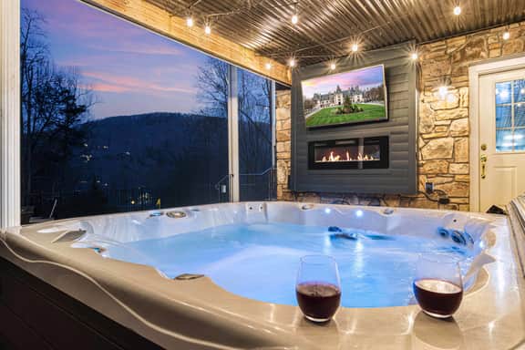7k SqFt Estate - Epic Amenities & Fun - Sleeps 20