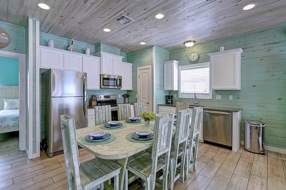 Blue Wave~Community Pool~Family Friendly~Sleeps 10