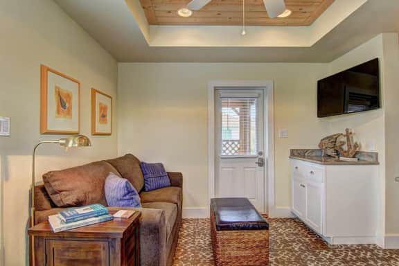 RNR Cottage- Screen Porch | Pet Friendly