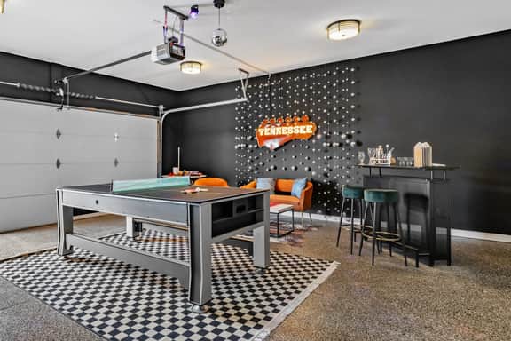 5 mins to DT! Gameroom~ Balcony~ Karaoke~Sleeps 10