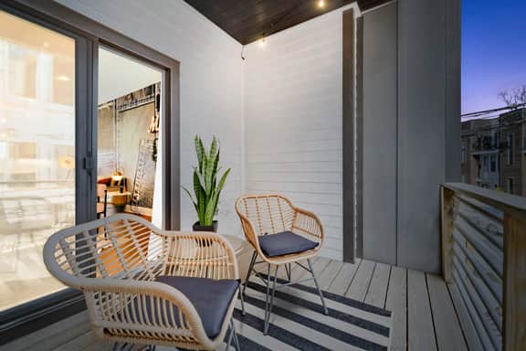 5 mins to DT! Gameroom~ Balcony~ Karaoke~Sleeps 10