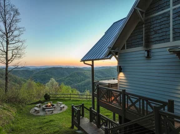10min to Hatley Pointe~Views~ HotTub~ FirePit - Image 2
