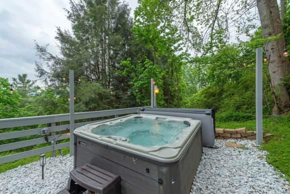 25 Min to Asheville ~ Game Room, Fire Pit, Hot Tub