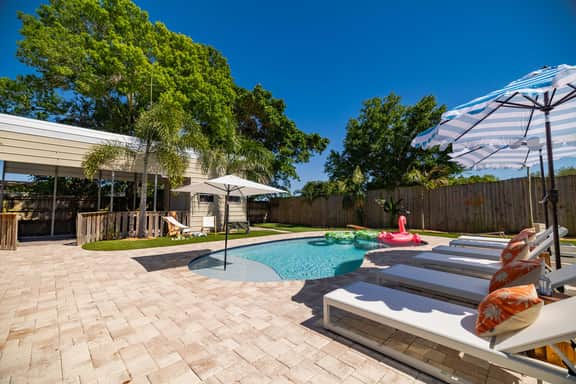 Minutes to Anna Maria Island | Pool & Mini Golf - Image 5