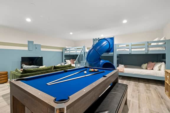 Epic Indoor Slide! Pool|Hot Tub|Mini Golf|Fire Pit