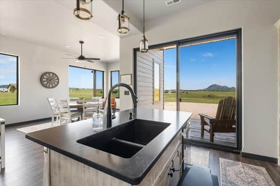 Bear Butte Luxury Retreat~ Hot Tub~ 10 Mins to DT