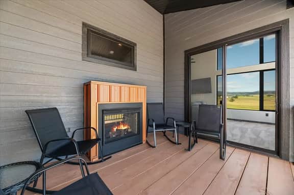 Bear Butte Luxury Retreat~ Hot Tub~ 10 Mins to DT