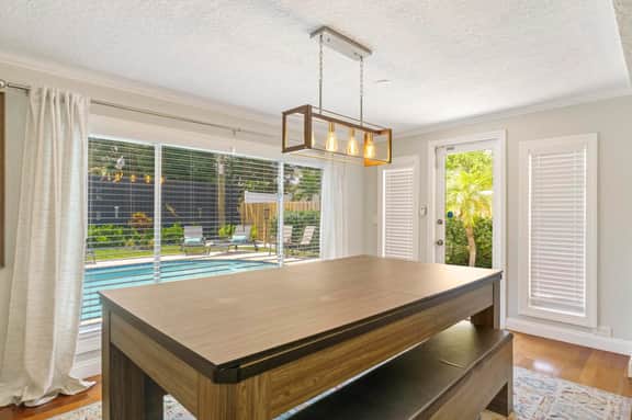 2 miles to Beach~ Pool ~Cabana~ Pool Table