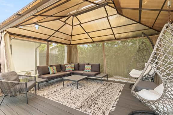 2 miles to Beach~ Pool ~Cabana~ Pool Table