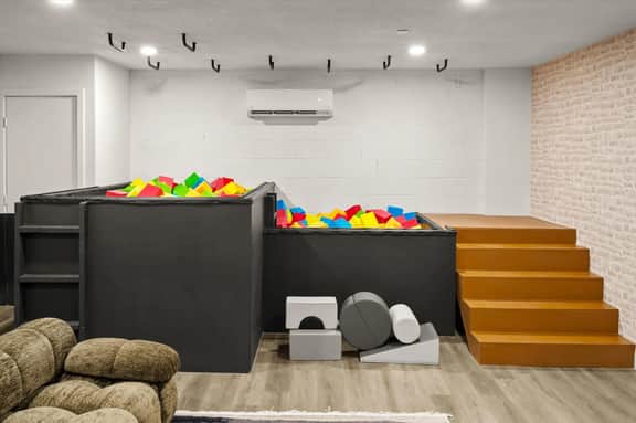 Rock Climbing Wall~Pool& Mini Golf~Game Room~Mural