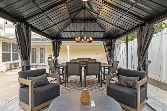 Kimmswick Porch Haven: Hot Tub •Yard