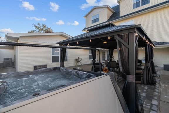 Kimmswick Porch Haven: Hot Tub •Yard