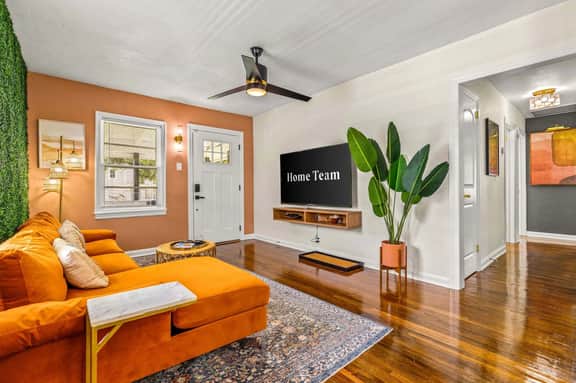 Sunny Citrus Escape: Min to Midtown & Dog-Friendly