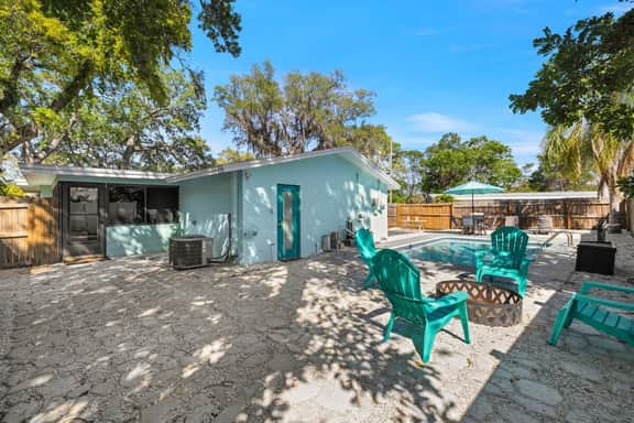 3 miles to Honeymoon Island~ Firepit & Pool