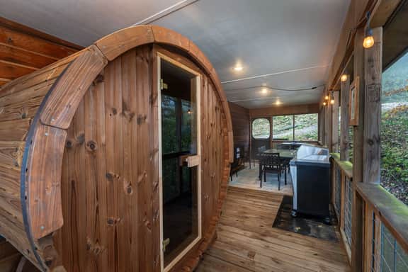 Min to Hatley Pointe: Views-Hot Tub-Sauna-Games