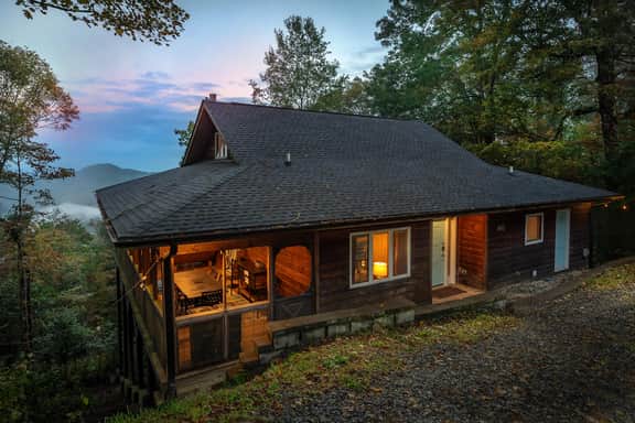 Min to Hatley Pointe: Views-Hot Tub-Sauna-Games