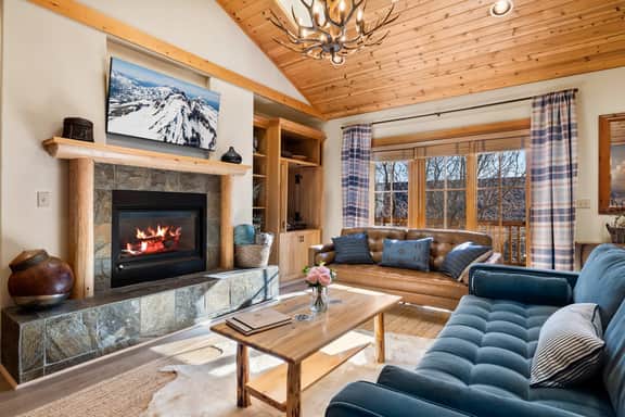 Walk to Downtown with Pool, Hot Tub + more access