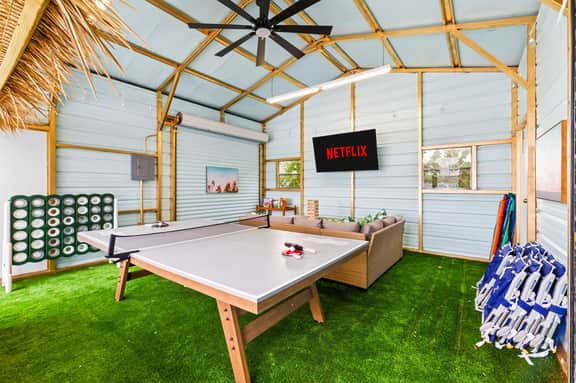 4 Br Oasis~Pool~Tiki Hut~Hot Tub~Ping Pong~Arcade