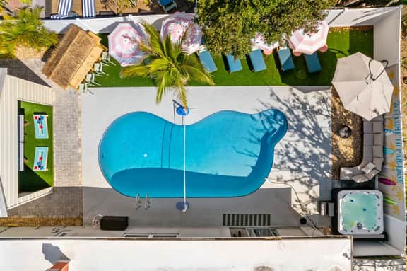 4 Br Oasis~Pool~Tiki Hut~Hot Tub~Ping Pong~Arcade