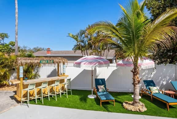 4 Br Oasis~Pool~Tiki Hut~Hot Tub~Ping Pong~Arcade