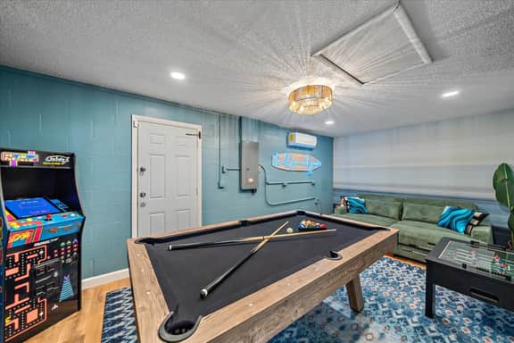 Pool, Hot Tub, Game Room & More - Sleeps 10!