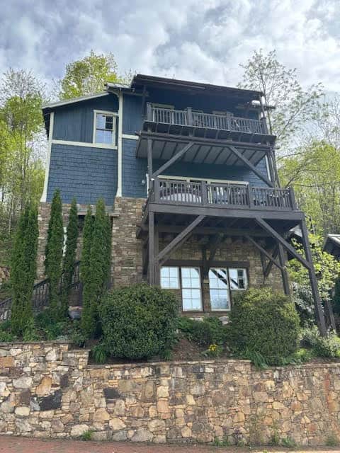 5 Min to Hatley Pointe~Hot Tub~Games~Dog Friendly