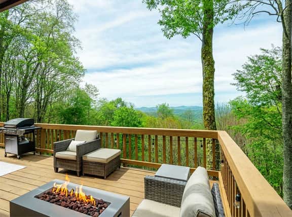 Mountain Retreat: Views, Sauna, Hot Tub, Arcade