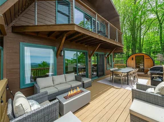 Mountain Retreat: Views, Sauna, Hot Tub, Arcade