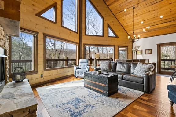 Blue Ridge Cabin~Stunning Views!~Hot Tub~Game Room