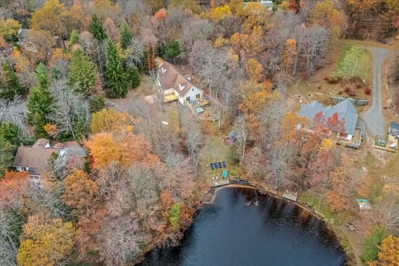 Poconos Waterfront Retreat • Kayaks • Hot Tub