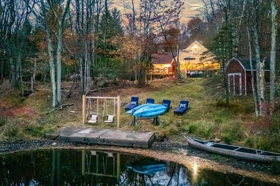 Poconos Waterfront Retreat • Kayaks • Hot Tub