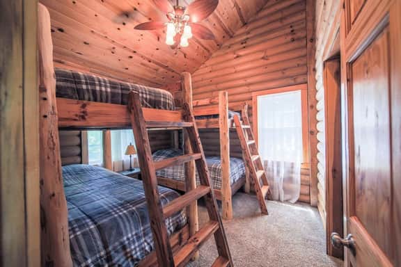 Sleeps 16 • Hot Tub•Sauna•Dogs Welcome•Ping Pong