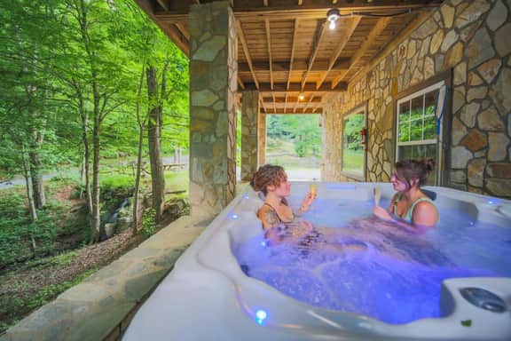 Sleeps 16 • Hot Tub•Sauna•Dogs Welcome•Ping Pong
