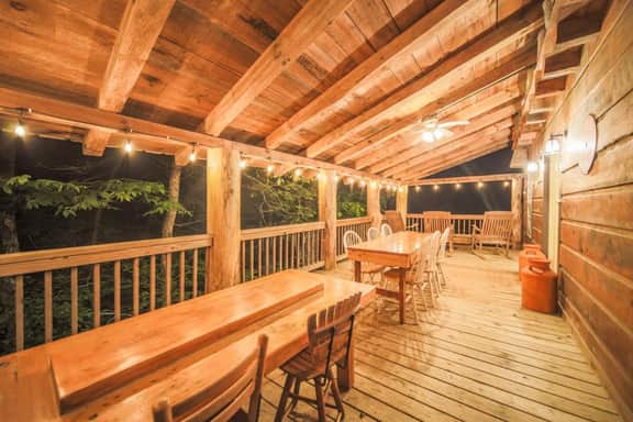 Sleeps 16 • Hot Tub•Sauna•Dogs Welcome•Ping Pong
