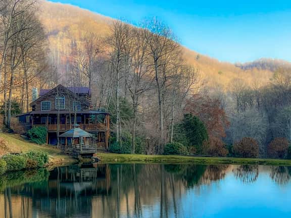 Lakeside Cabin - 2 Fireplaces-Hot Tub~Sauna~Games
