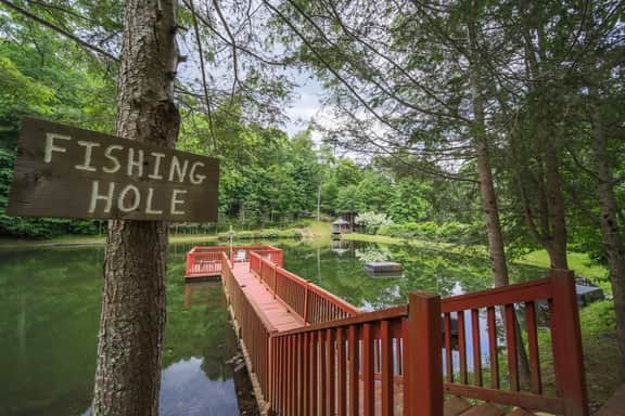 Lakeside Cabin - 2 Fireplaces-Hot Tub~Sauna~Games