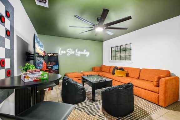 Sleeps 10 - Pool - Hot Tub - Fire Pit - Playground