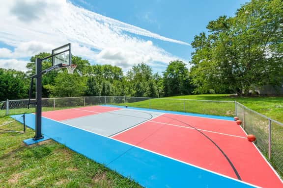 7 Br~Sleeps 20~Sport Court~Pool~Hot Tub~Playground