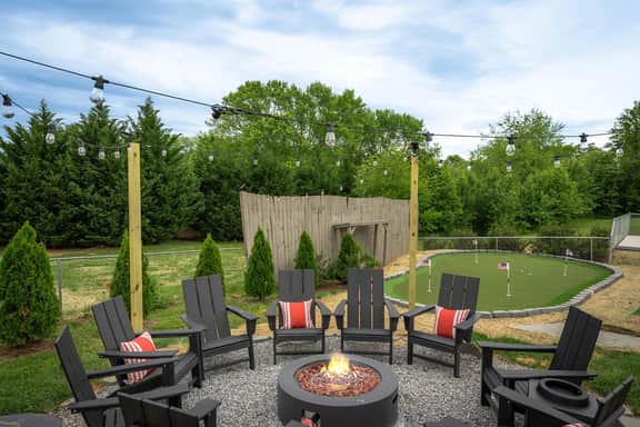 7 Br~Sleeps 20~Sport Court~Pool~Hot Tub~Playground