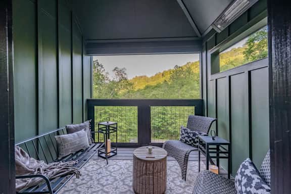 Sleeps 10~Stunning Views~Private Sauna~Fireplace