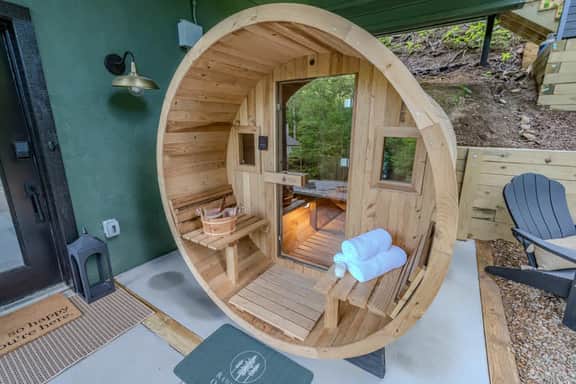 Sleeps 10~Stunning Views~Private Sauna~Fireplace