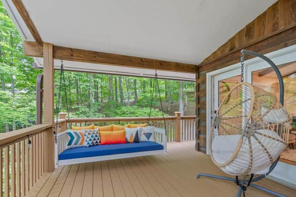 5 Min to Hatley Pointe! Après Ski~HotTub~FirePit